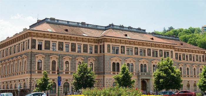 Universitatea Transilvania din Brașov are haine noi, digitale